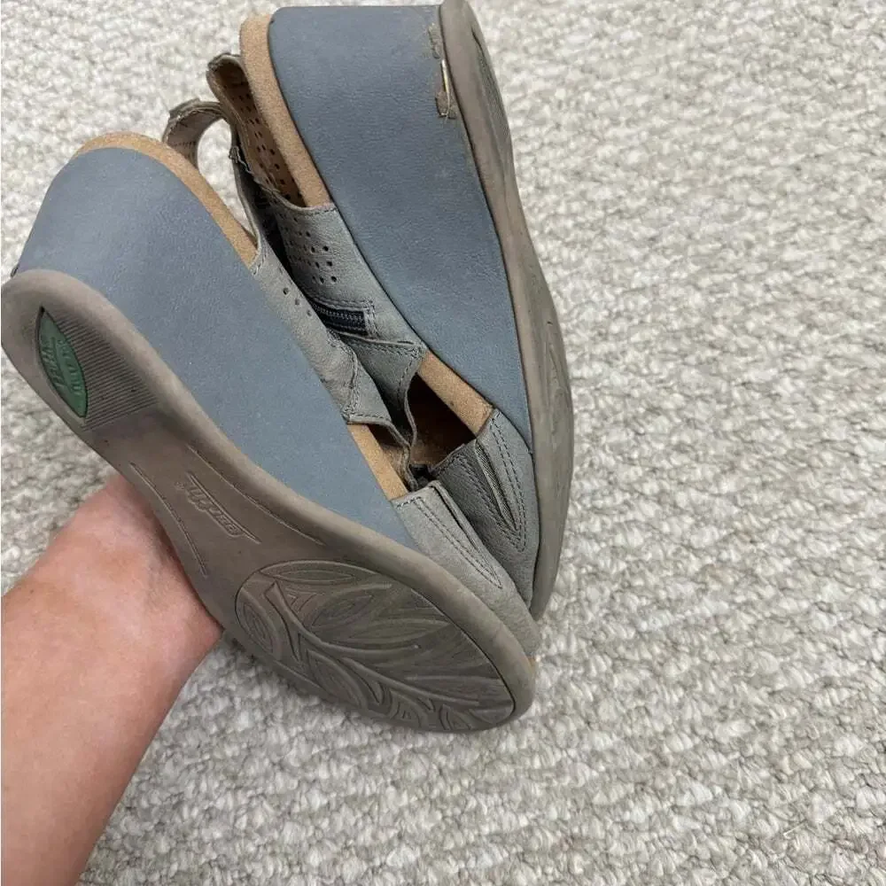 Earth Wedge Sandals Size 8.5 peep toe wedge heels